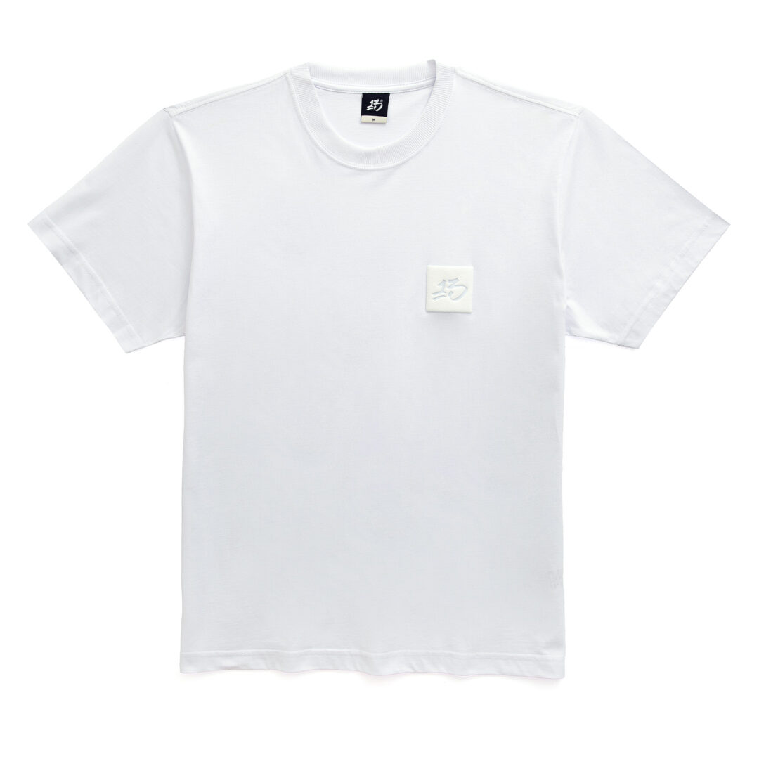 Camiseta Class All White com logo 13® branco em puffer do lado direito do peito.